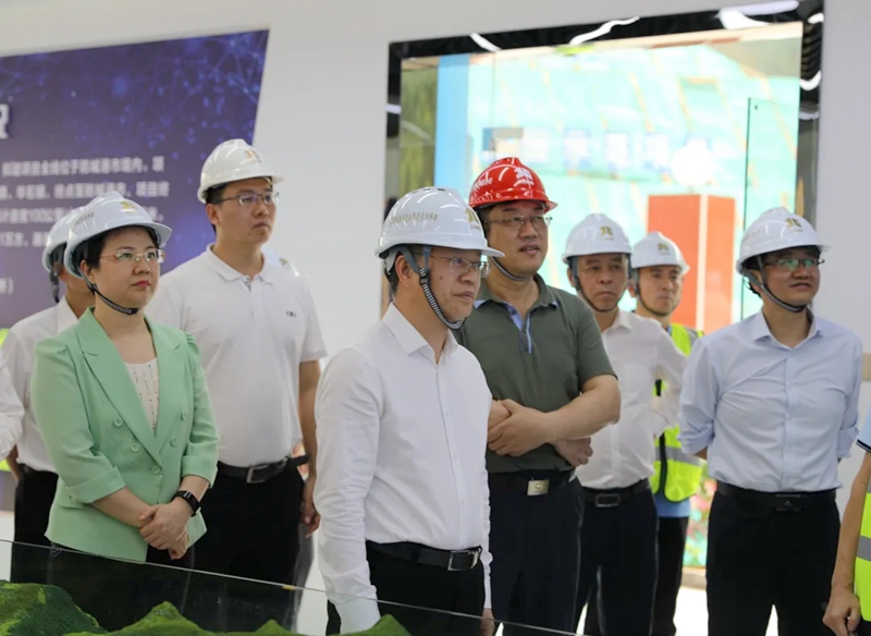 譚丕創(chuàng)（左二）、唐軼昂（左一）聽取項目情況介紹.jpg