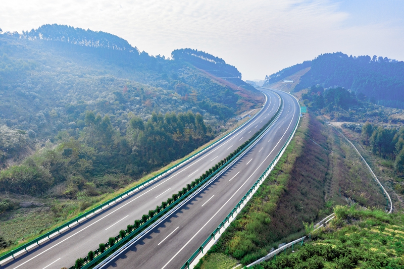 6.高速公路與群山相連，植被覆蓋率高，與原生態(tài)環(huán)境恢復(fù)有機(jī)結(jié)合.jpg
