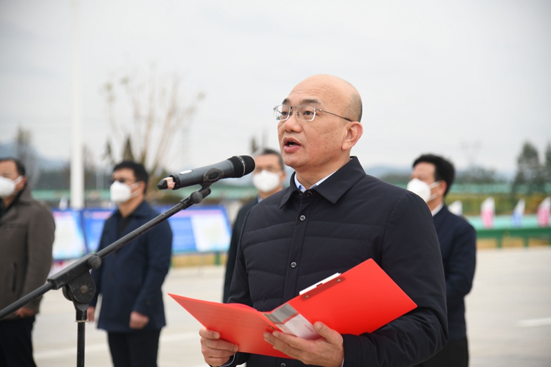 自治區(qū)交通運輸廳黨組成員、總工程師陳津維宣布通車.jpg
